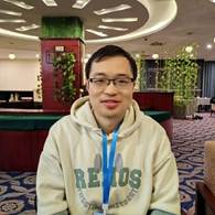 穿着蓝色衣服的男人在餐厅里  AI 生成的内容可能不正确。